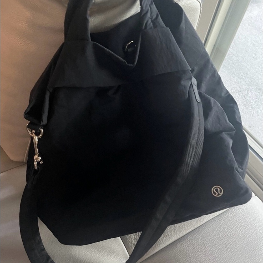 Lululemon On My Level Tote Bag 19L Black Shiny Gold